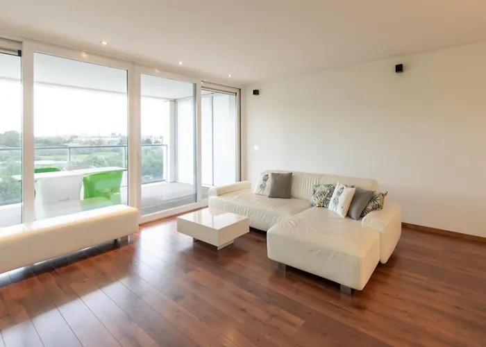 In Near Wellington Racecourse Appartement *